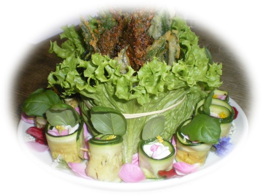 Zucchinirollen mit Frischkäse gefüllt.