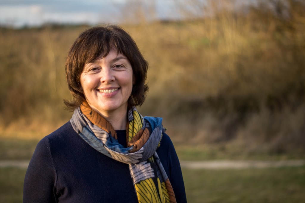 Bild von Kräuterpädagogin Chrisine Baumann. Eine Frau mit braunen Haaren bis zum Kinn. 